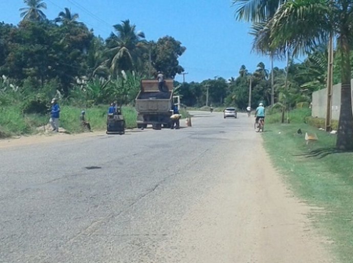 Operação Tapa-buraco recupera via de acesso à região da Costa dos Corais