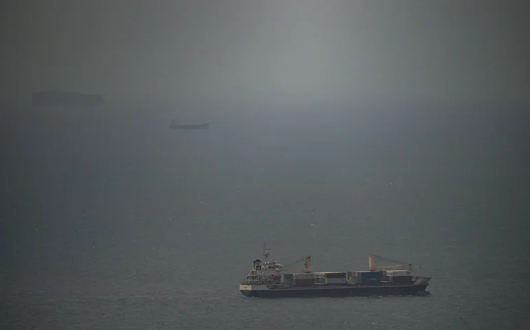 Trump ordena que militares dos EUA 'atirem e matem' pequenas embarcações iranianas que bloqueiam o Estreito de Ormuz