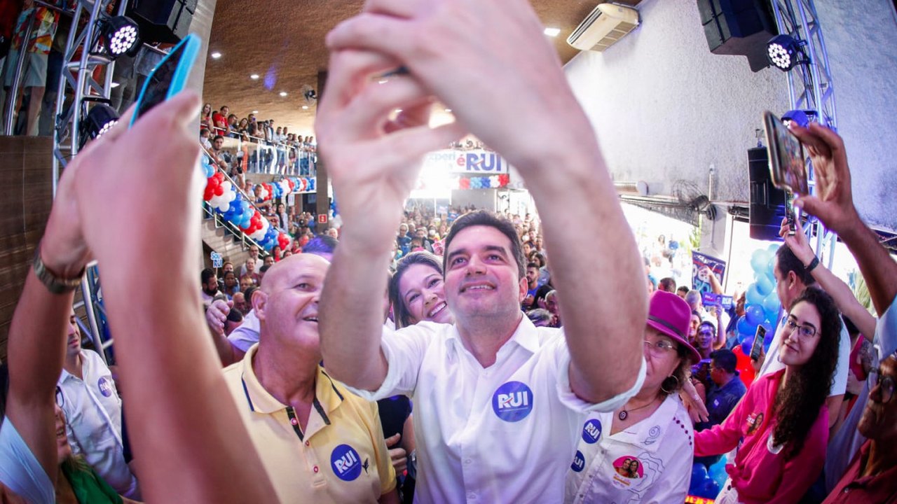 Lançamento de pré-candidatura de Rui Palmeira para governador reúne políticos, lideranças comunitárias e militância em Maceió