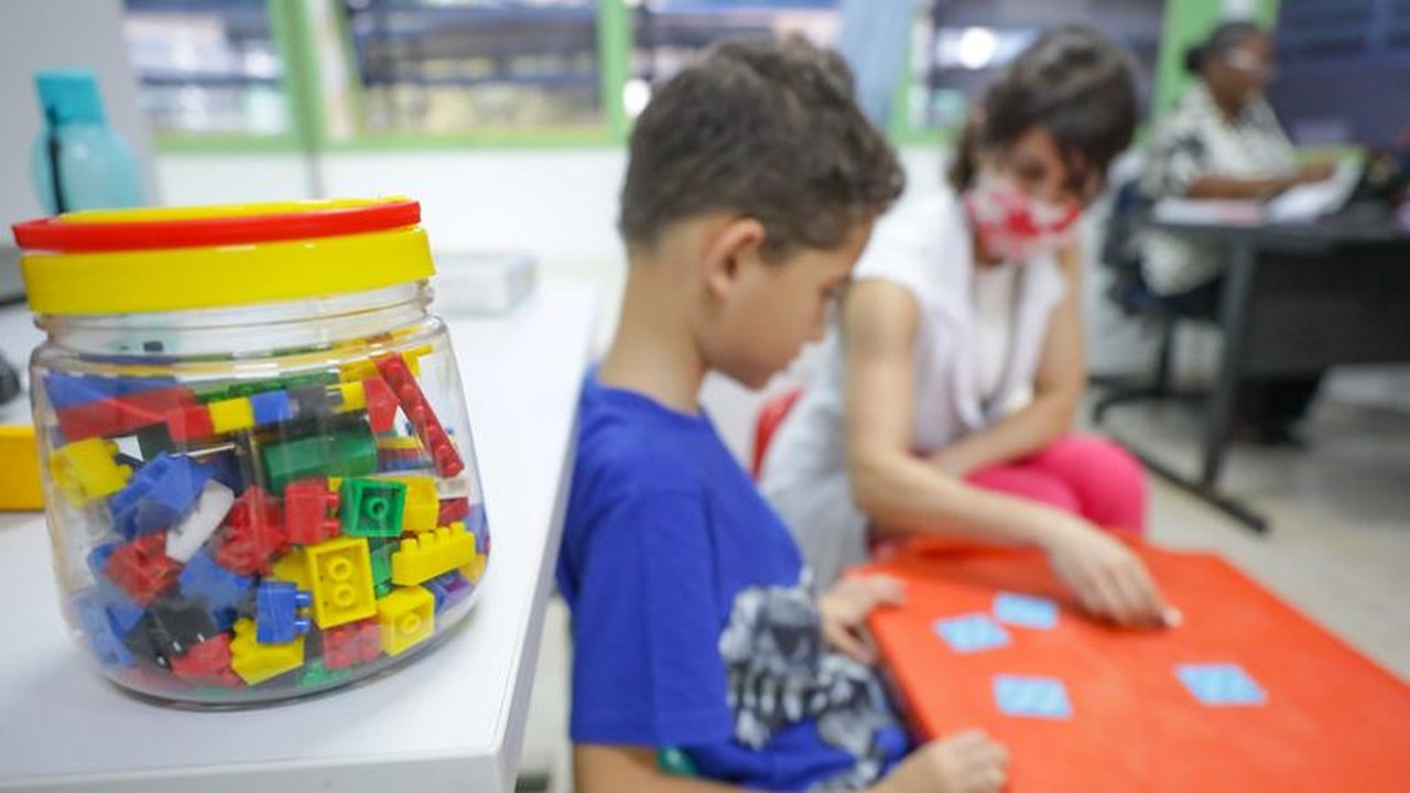 Dia do Professor: a história emocionante da educadora da rede estadual que inspirou seu aluno a seguir a docência