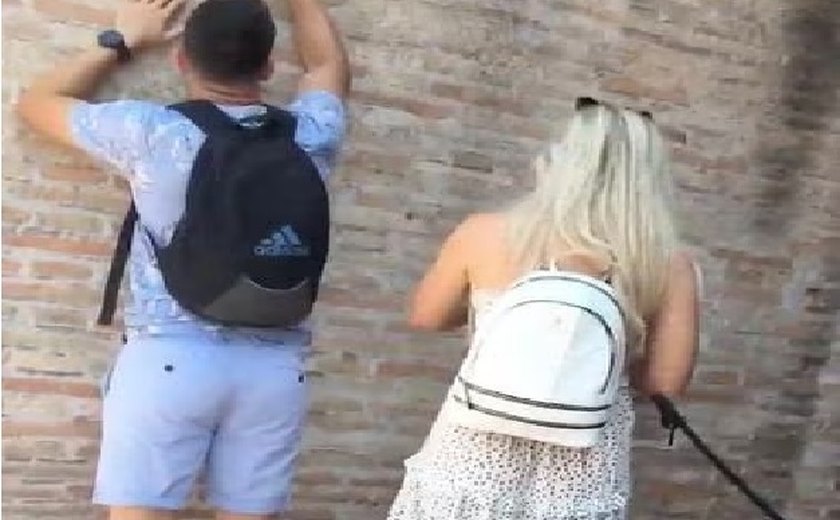 Itália identifica casal de turistas que viralizou gravando seus nomes nas paredes do Coliseu