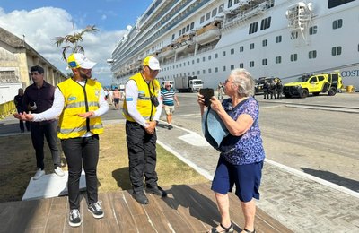Agentes bilíngues do Ronda no Bairro recepcionam turistas no Porto de Maceió