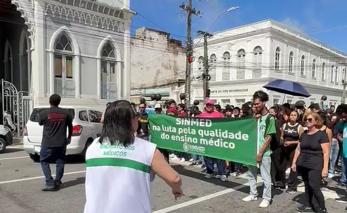 Professores e alunos da Uncisal cobram do governo a nomeação dos concursados Professores e alunos da Uncisal cobram do governo a nomeação dos concursados