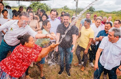 Governo de Alagoas entrega sistema de dessalinização à comunidade Santa Rosa, em Mata Grande