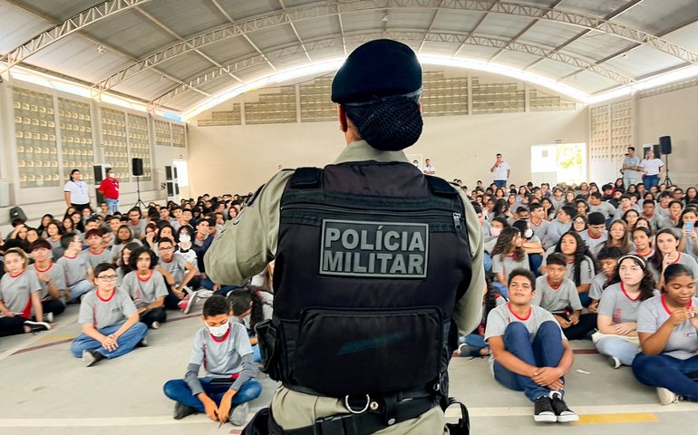 Sesi e Polícia Militar orientam alunos sobre tipos de violência e como agir
