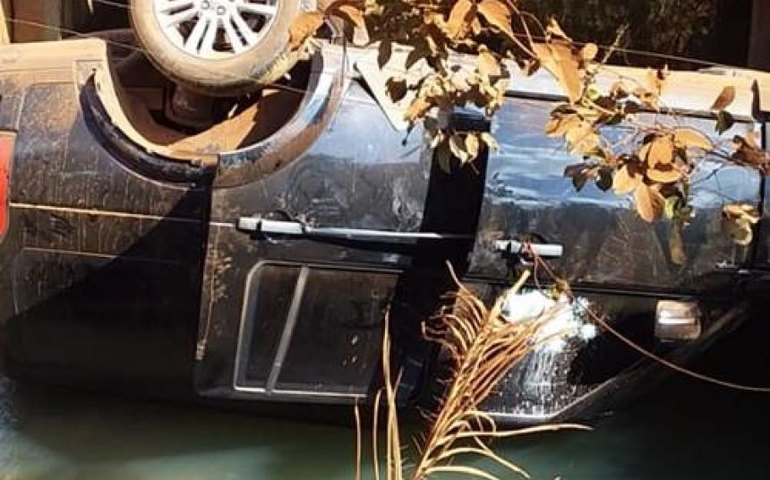 Carro com filhos de Leonardo cai em rio em Goiás