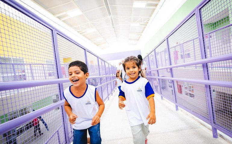 “Um suporte muito grande pra gente”: comunidade escolar celebra novo Gigantinho Bilíngue