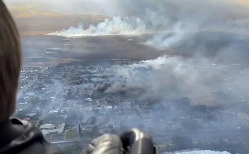 Enquanto moradores sofrem com incêndios no Havaí, turistas lotam hotéis e resorts