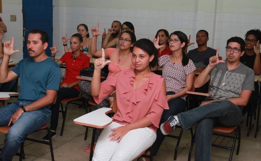 Seduc abre mais três turmas de curso gratuito de Libras