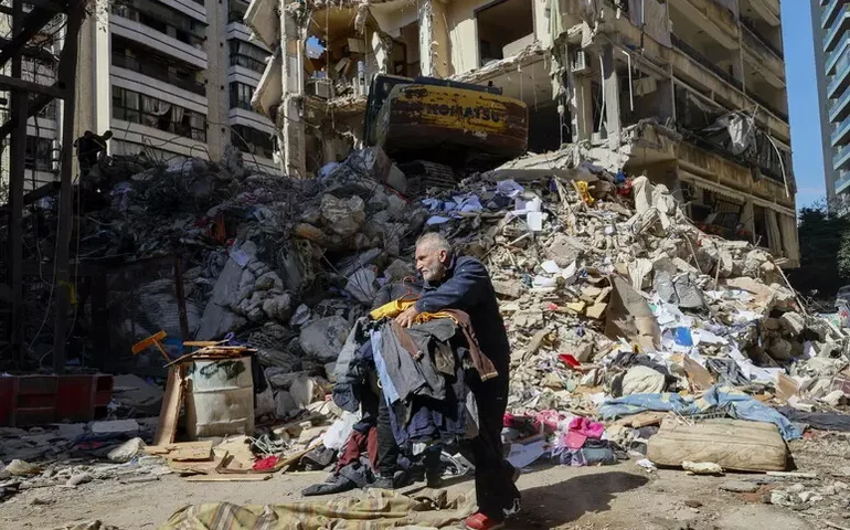 Ataques de Israel deixam dezenas mortos no Líbano e em Gaza