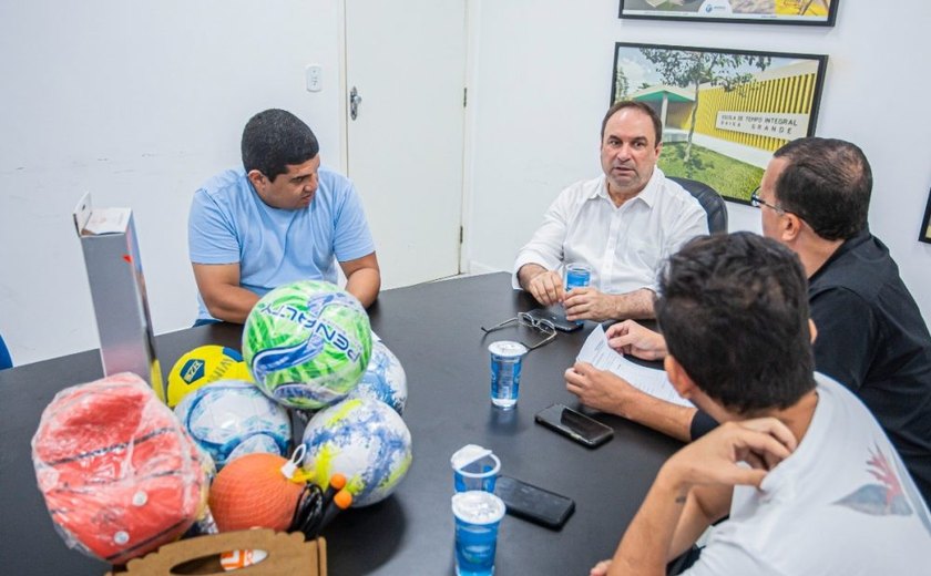 Prefeitura entrega kits para centros de apoio ao esporte em Arapiraca