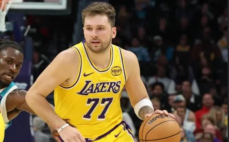 Luka Doncic e LeBron James brilham e comandam vitória dos Lakers sobre os Kings