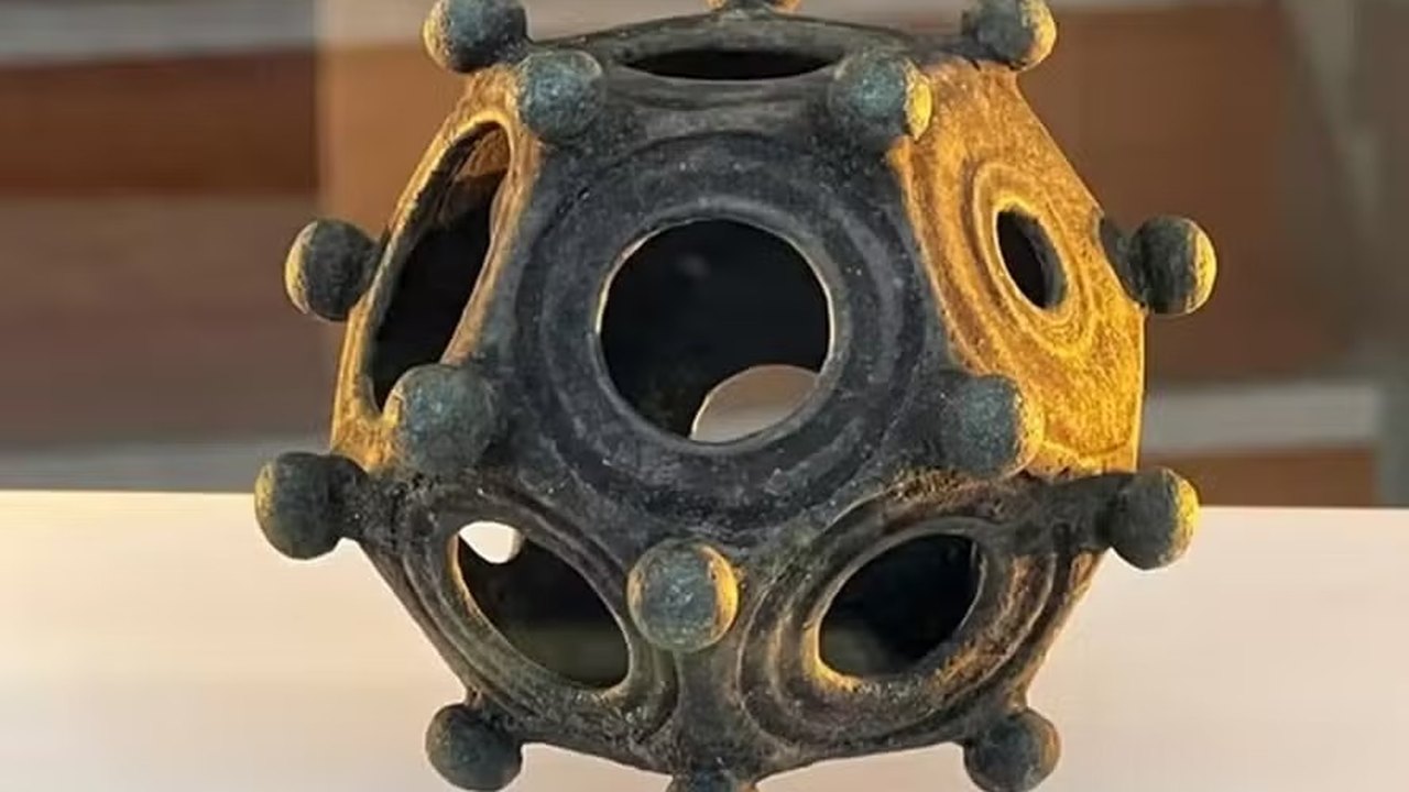 Dodecaedro romano: misterioso objeto milenar será exibido na Grã-Bretanha