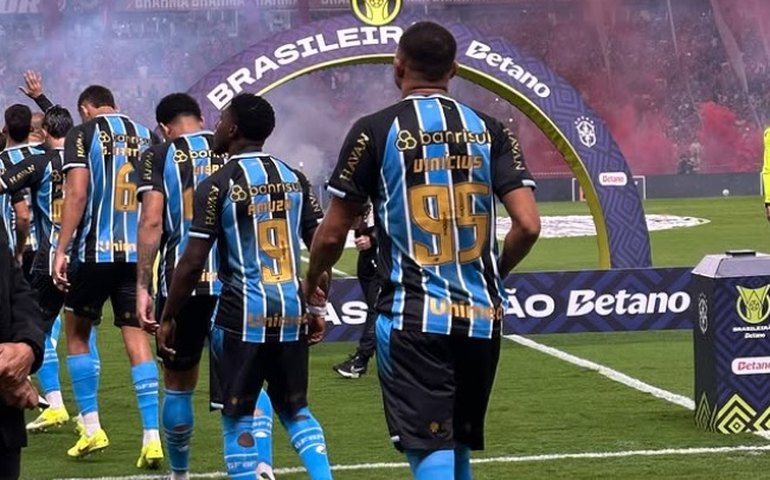 Internacional e Grêmio empatam sem gols no Gre-Nal 452