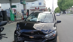 Carro sofre colisão e bate contra bomba de combustível em Aracaju