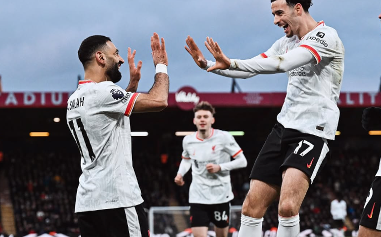 Salah faz 2, Liverpool derrota Bournemouth e dispara na liderança do Inglês