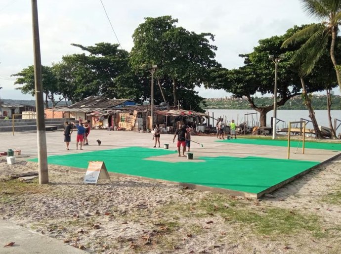 Quadra de basquete começa a ganhar pintura pelas mãos de jogadores