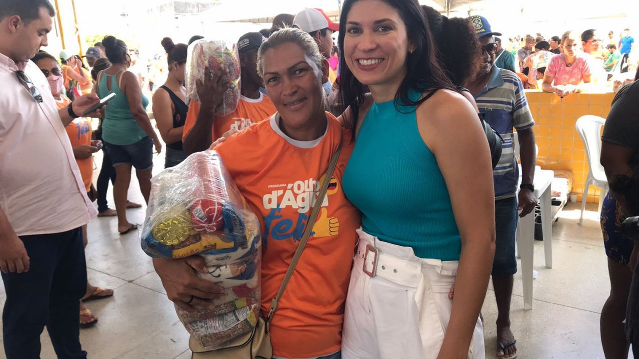 Carla Dantas participa de entrega de cestas básicas em Olho D’Água das Flores