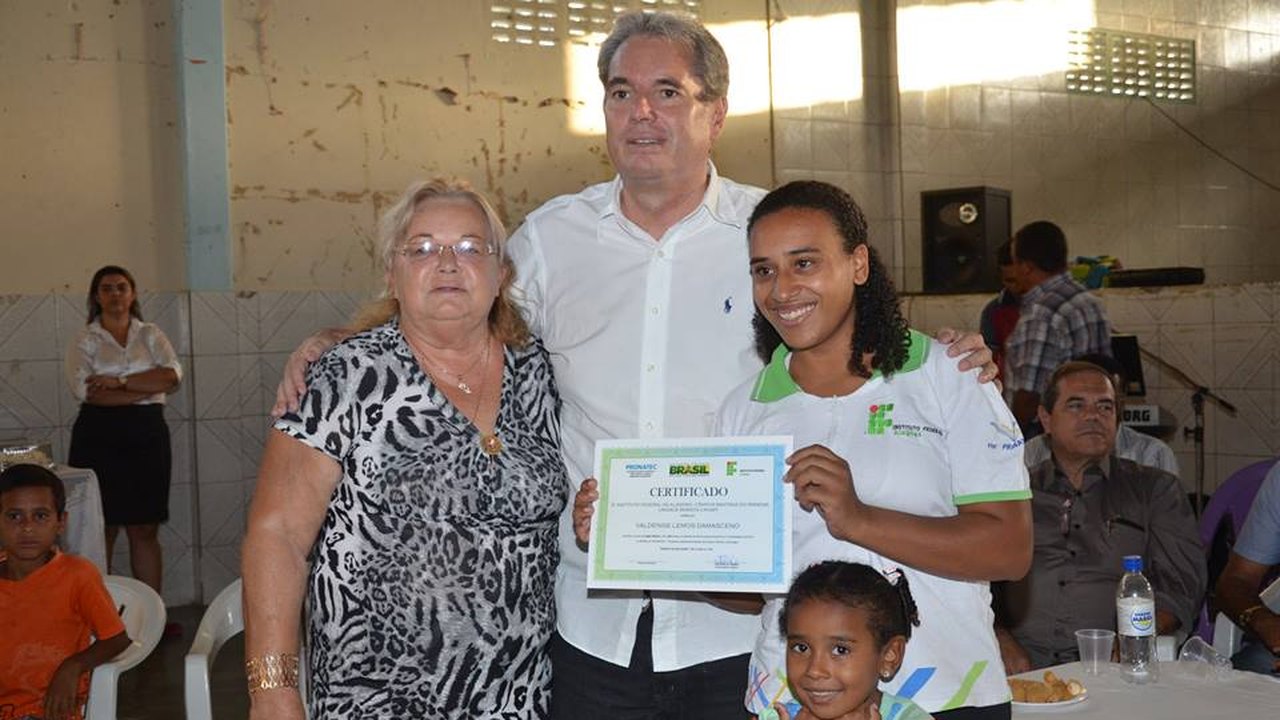 Alunos de Canapi concluem curso do Pronatec e recebem certificados