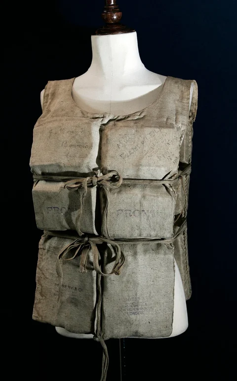 Colete salva-vidas usado por um passageiro que sobreviveu ao Titanic é leiloado por mais de 900 mil dólares