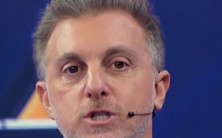 Luciano Huck homenageia Silvio Santos em documentário produzido pelo SBT