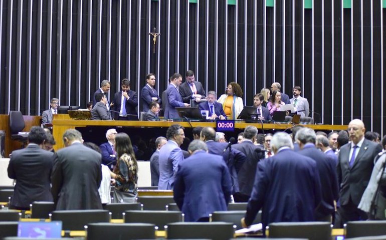Às vésperas da COP 28, Câmara aprova projeto com incentivos à geração de energia a carvão