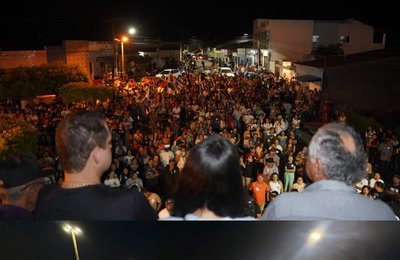 Fernando Pereira reúne multidão em caminhadas por Campo Grande e Olho D’Água Grande
