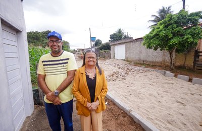 Prefeita Tia Júlia visita obras de calçamento no Loteamento Santa Helena