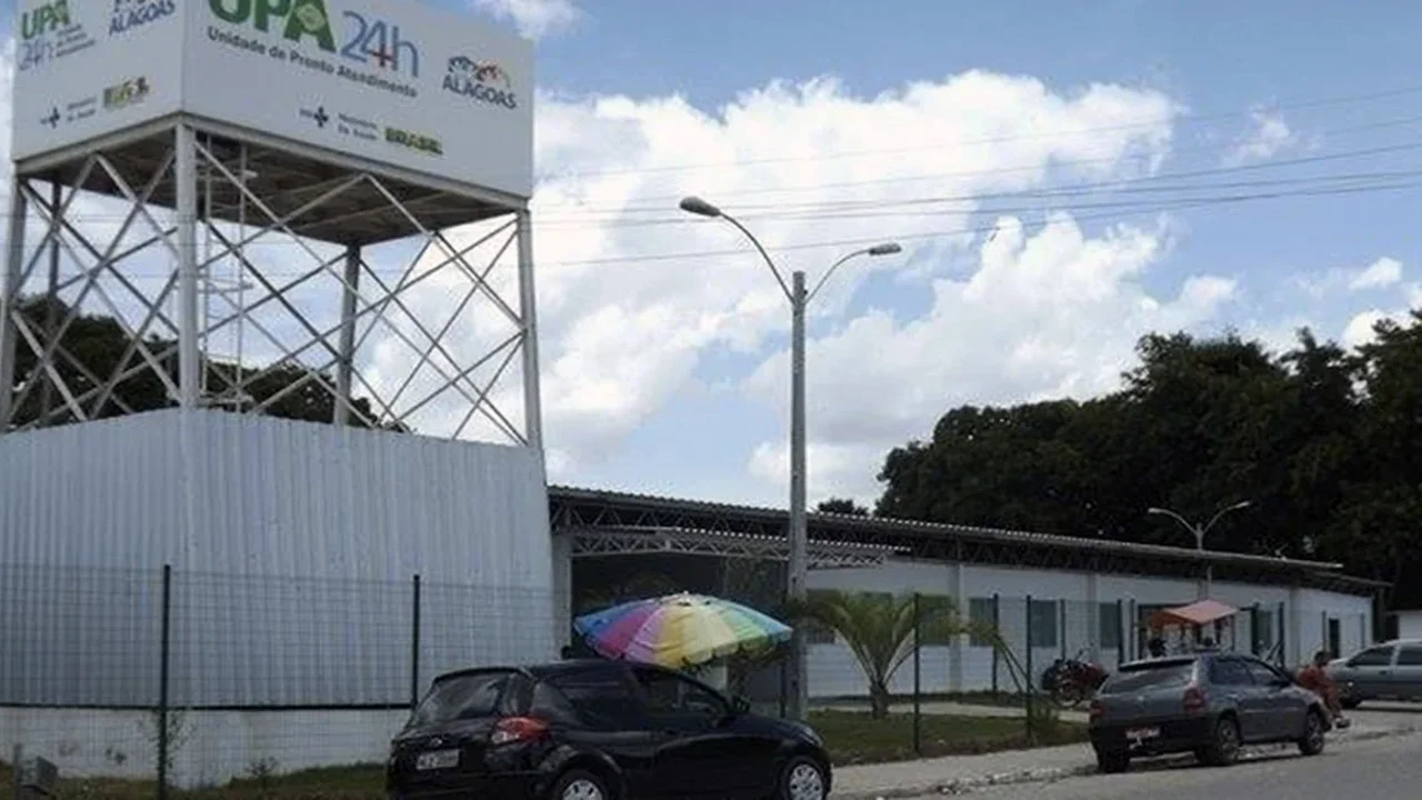Jovem motociclista fica com suspeita de fratura após colisão com ônibus em Penedo