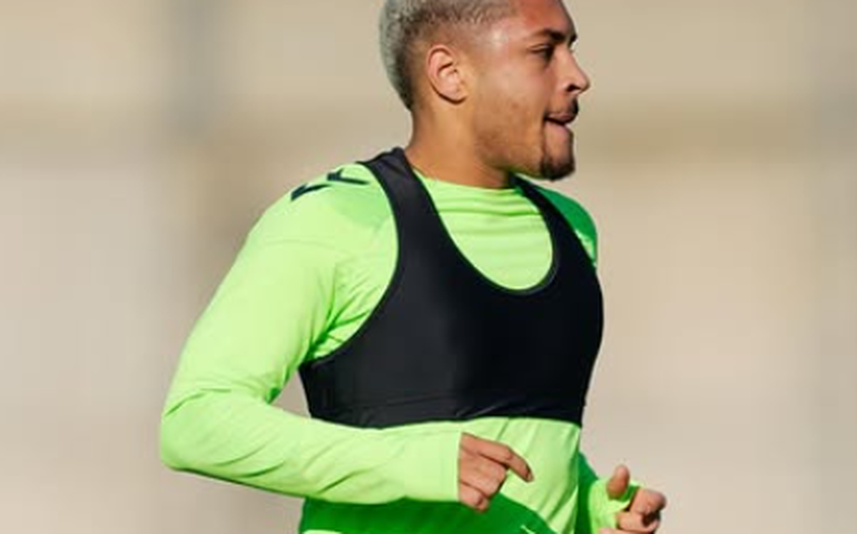 Vitor Roque entra em processo de divórcio com influenciadora um ano após casamento aos 18 anos