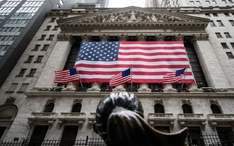 Bolsas de NY fecham em queda com techs sob pressão e sinais cautelosos do Fed