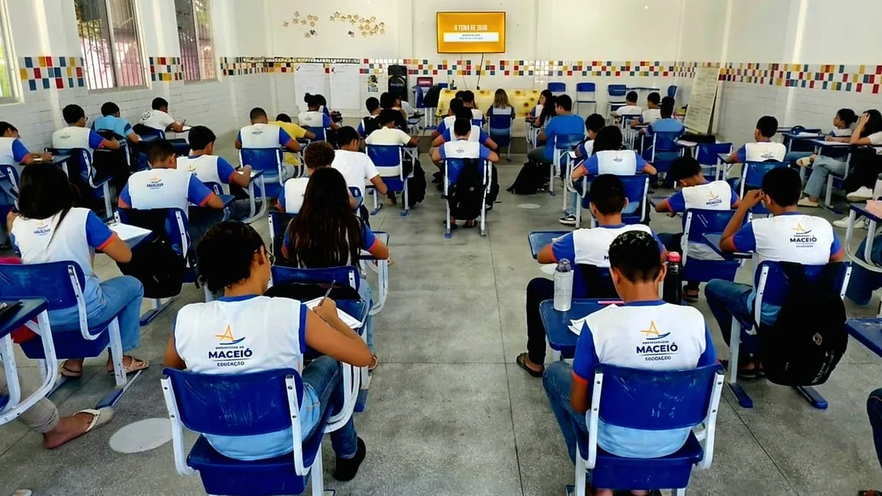 Plenarinho aplica redações para 4700 estudantes de escolas de Maceió