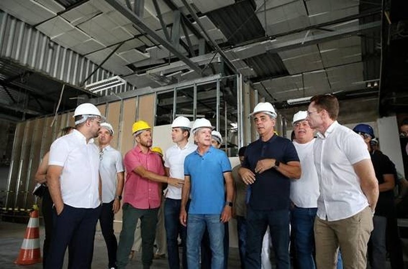 Hugo Motta e Nabor Vanderley visitam obras da nova unidade da AeC em Patos (PB)