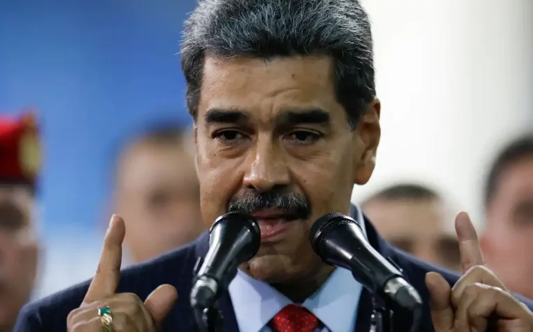 Mesmo após apelo, forças armadas declaram 'lealdade absoluta' a Maduro