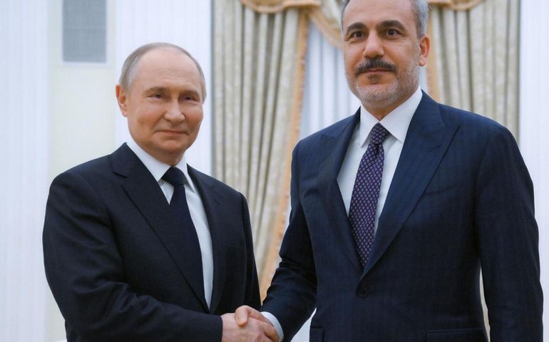 Putin e chanceler turco discutem fim do conflito na Ucrânia