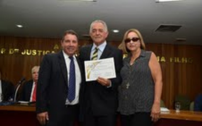 Procurador de Justiça Dilmar Camerino é homenageado com a diploma de honra ao mérito