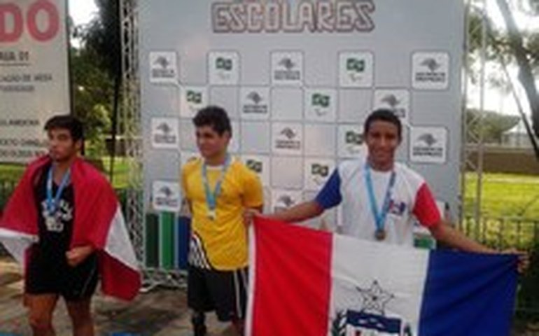 Nadador alagoano conquista medalha de bronze em São Paulo