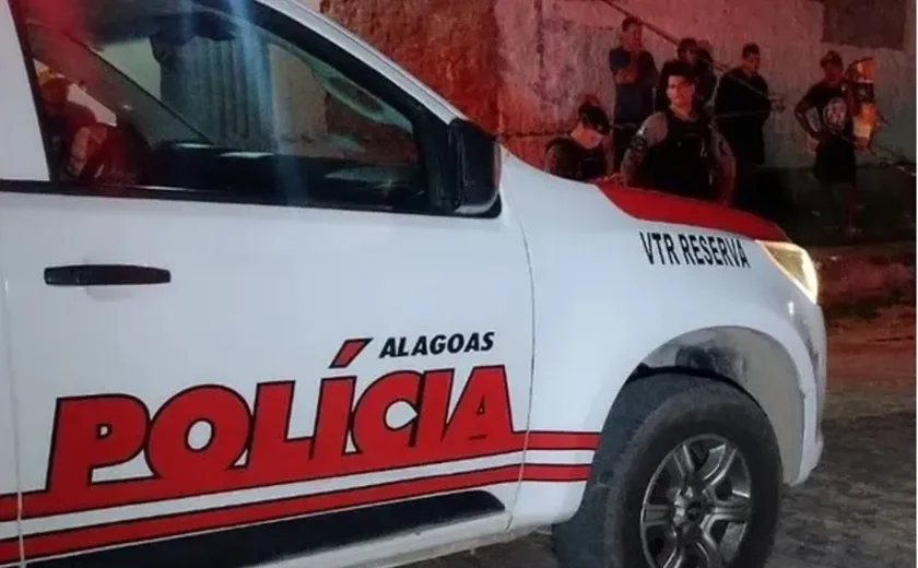 Suspeito tenta fugir por bueiro, mas é preso com drogas e arma em Maceió