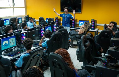 Pé-de-Meia amplia permanência escolar e ajuda jovens a projetar o futuro