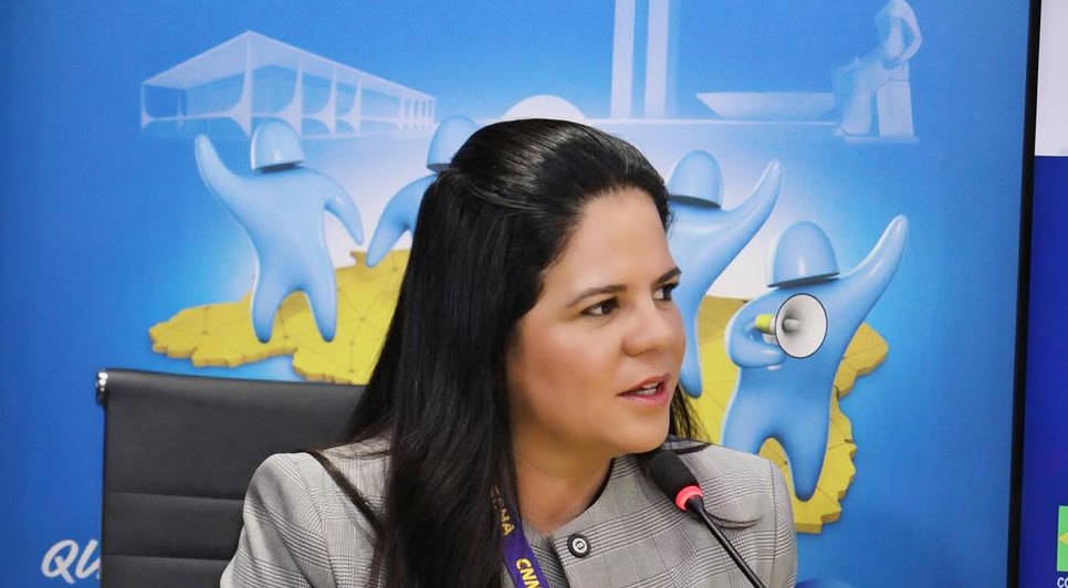 Prefeita Lívia Carla na Marcha dos municipios. Fonte: Assessoria
