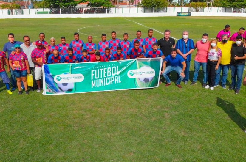Prefeito Djalma dá o pontapé inicial no Estádio Orlandão para o Campeonato Municipal de Futebol
