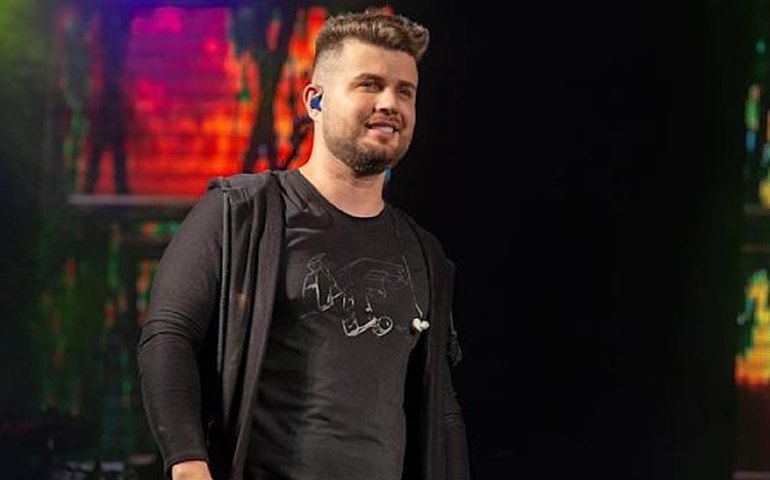 Cantor sertanejo Conrado passa por cirurgia quase um mês após acidente