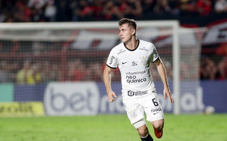 Corinthians anuncia contratação de Matheus Bidu e venda de Lucas Piton ao Vasco