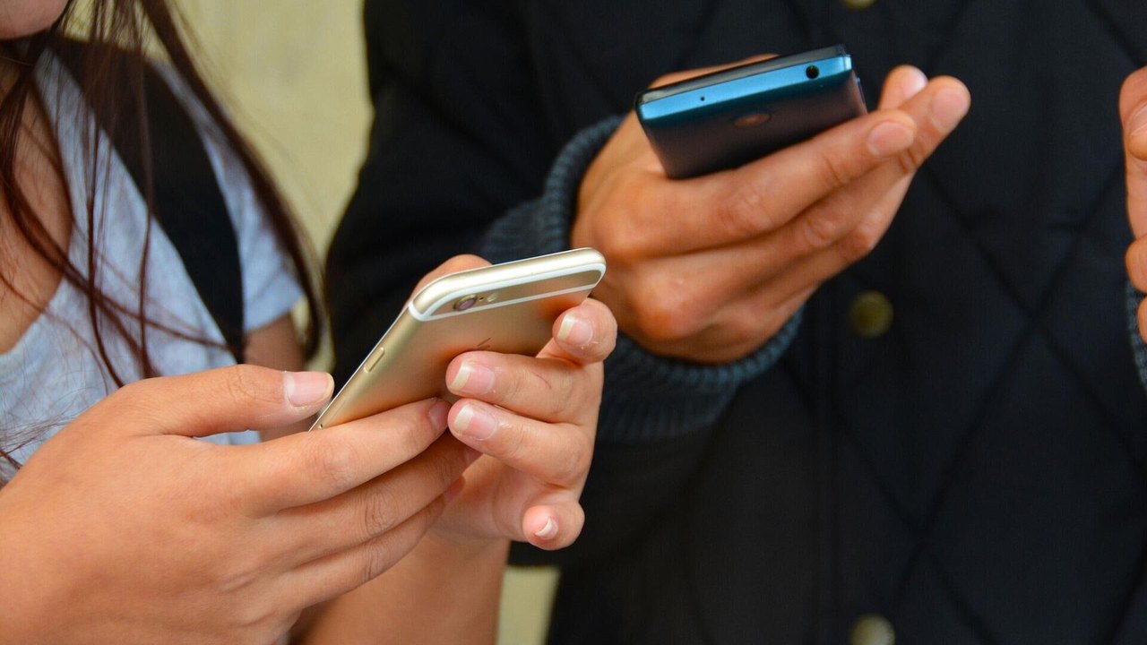 Câmara aprova projeto que proíbe uso de celular nas escolas; texto deve seguir para o Senado