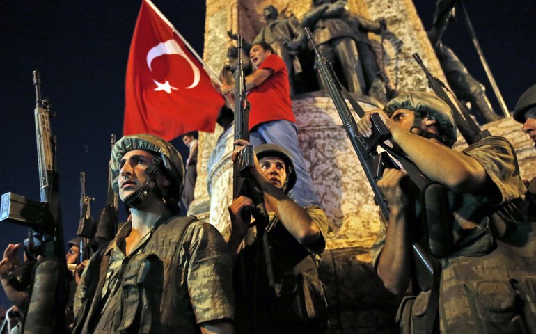 Turquia e seus proxies aumentam forças ao longo da fronteira com Síria, diz mídia