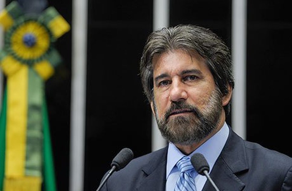 Senador Valdir Raupp (PMDB-RO) diz que criar novos partidos ameaça a política Foto: Lia de Paula