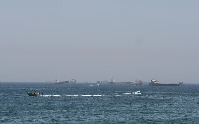 EUA lançam novos ataques contra o Irã; forças iranianas fecham Ormuz