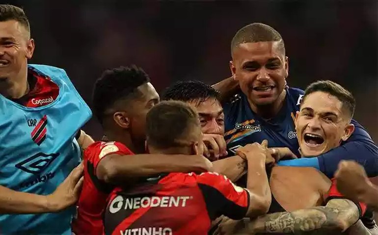 Athletico-PR marca no fim e vence clássico com o Coritiba em casa