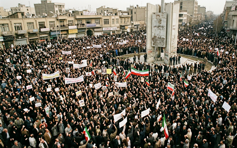 Protesto contra ataques dos EUA e Israel enche a Praça da Revolução em Teerã