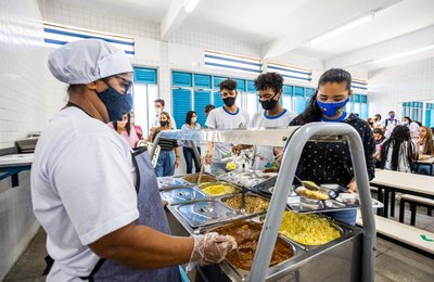 Com formato inovador, alunos da rede pública participam da testagem do cardápio de 2022